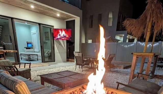 Heated Saltwater Pool and Hot Tub, Walk Downtown.
