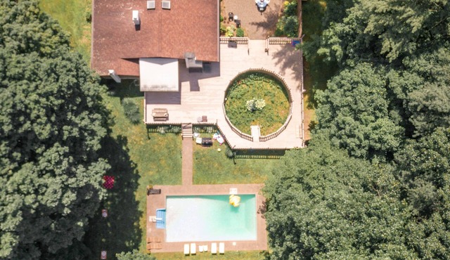 Heated Saltwater Pool 4 Min to Woodstock Private Deck & Fire Pit