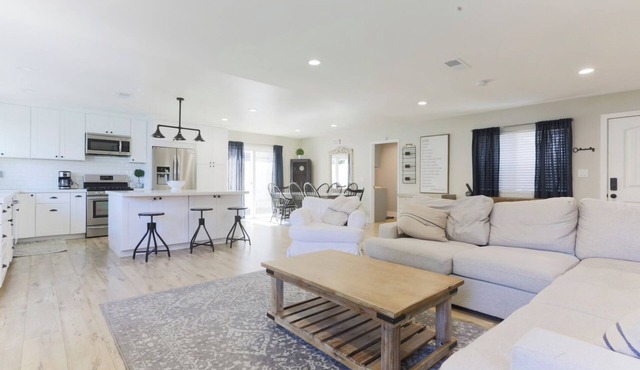 HEATED SPA, WEEKDAY DISCOUNTS, CUL-DE-SAC! Newly Remodeled Farmhouse home!