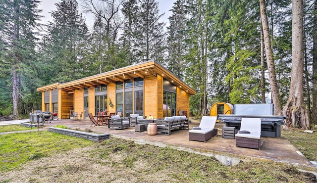 Heated Swim Spa! 15-Acre Cabin on Skykomish River