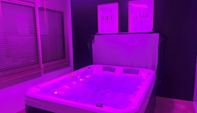 HEATED SWIMMING POOL 2-person apartment with private spa in villa - beach 300m away