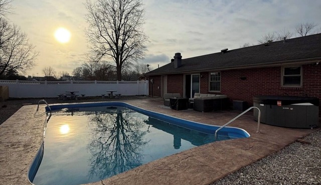 Heated Swimming Pool + Hot Tub + Privacy