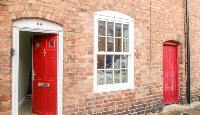 HEATH COTTAGE, pet friendly, with hot tub in Stratford-Upon-Avon