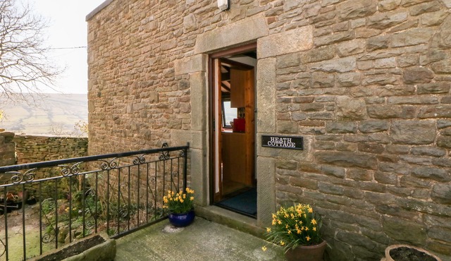 HEATH COTTAGE, character holiday cottage, with a garden in Edale