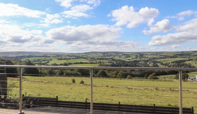 HEATH HIDEAWAY, pet friendly, with a garden in Ripponden