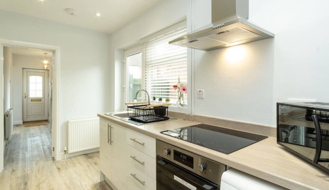 Heath House - Stunning 3-bed home with parking