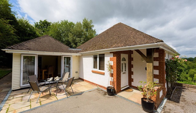 HEATH RETREAT, family friendly, with pool in Buxted