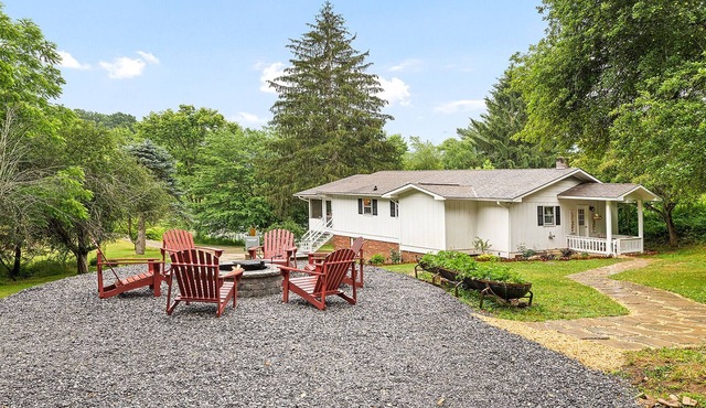 Heath Retreat Guesthouse - fishing pond, hot tub, and fire pit- family friendly!