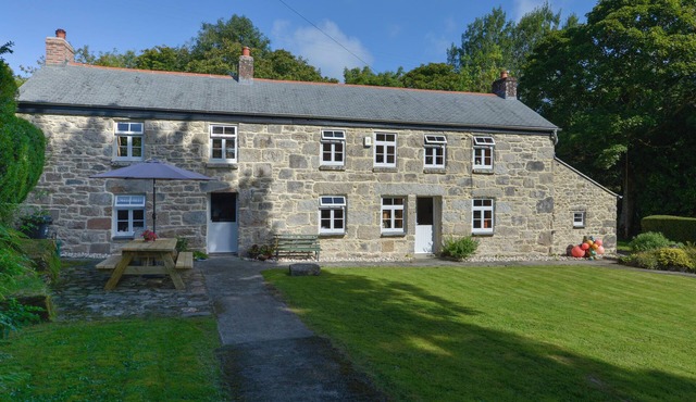 HEATHER COTTAGE, family friendly, with open fire in St Ives