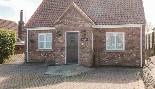 HEATHER CROFT, family friendly, with a garden in Robin Hood’s Bay