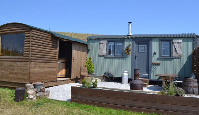 HEATHER HUT AT COPY HOUSE HIDEAWAY, pet friendly in Earby