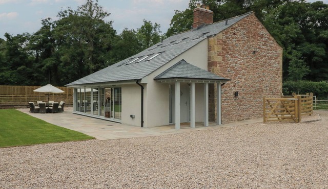 HEATHER'S COTTAGE, family friendly, luxury holiday cottage in Dalston