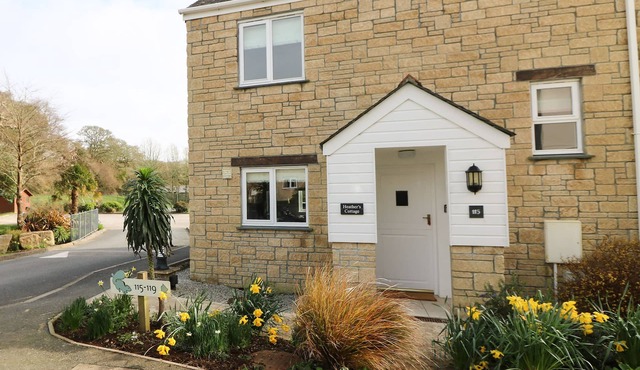 HEATHER'S COTTAGE, pet friendly, with a garden in Falmouth