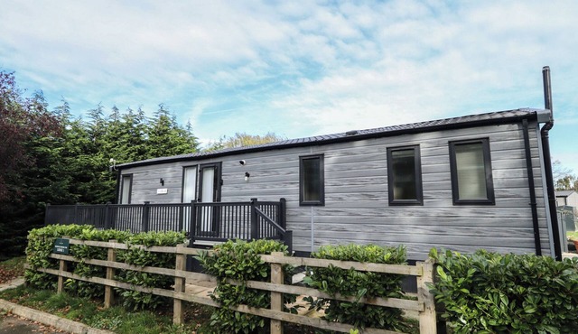 HEATHER WILLIAM LODGE, pet friendly, with a garden in Woodhall Spa