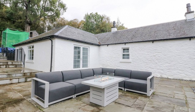 HEATHERBANK, family friendly, country holiday cottage in Garelochhead