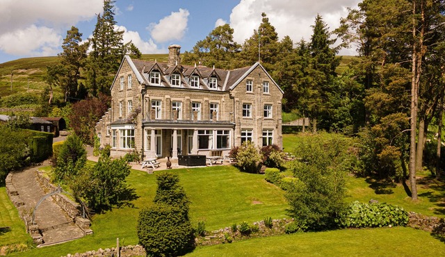 HEATHERBRAE, pet friendly, with hot tub in Middleton-In-Teesdale