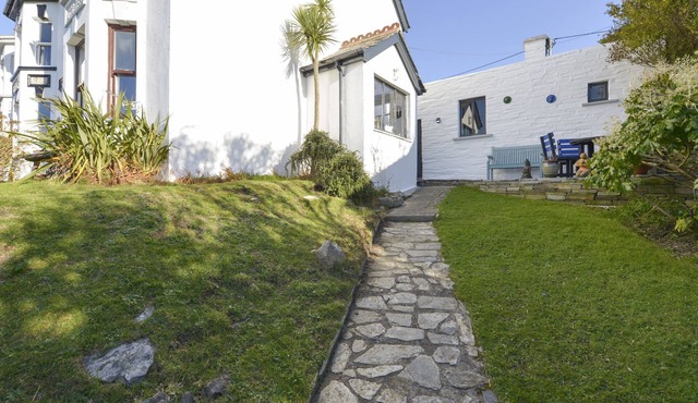 HEATHERDALE, pet friendly, country holiday cottage in Treknow