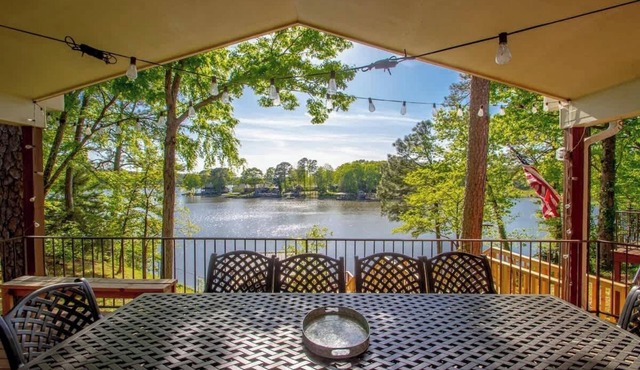 Heatherwood · Heatherwood Lodge w/Hot Tub, Pvt Dock, Game Room.