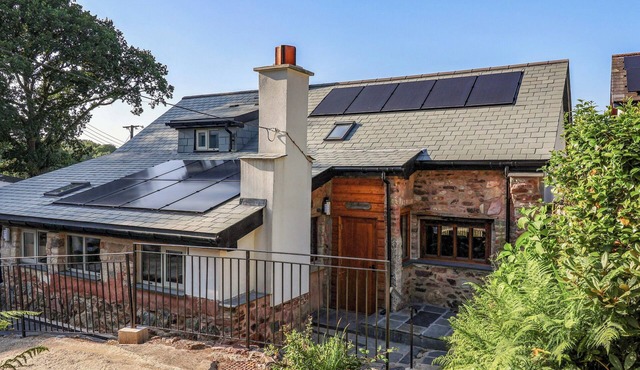 HEATHMOOR, pet friendly, character holiday cottage in Horrabridge