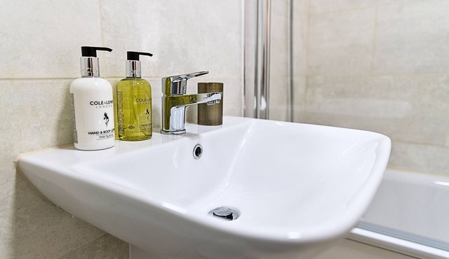 Heathrow Clean 2 Bed Apartment Perfect for 6 Plus Parking