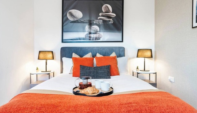 Heathrow in 15 mins+ Balcony + Dedicated Workspace