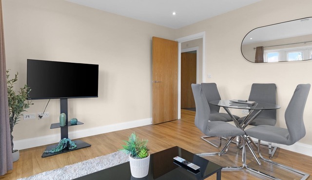 Heathrow Living Serviced Apt. 01 by 360stays