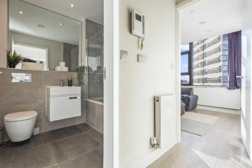 Heathrow Retail Park Aprt Sleeps SEVEN Turbo WiFi