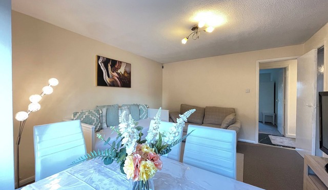 Heathrow to Windsor 2 Bedroom Apartment - Free Parking & WiFi by Pinewood Studio