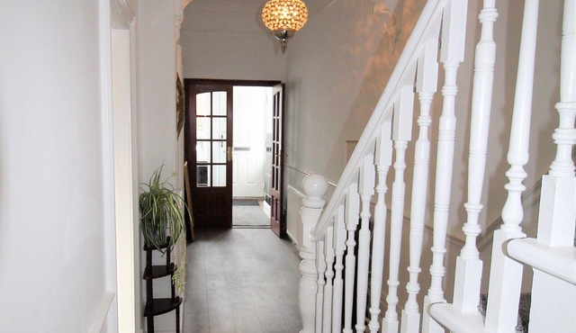 Heaton - 5 Large Beds - Period Property - Newly Refurbished