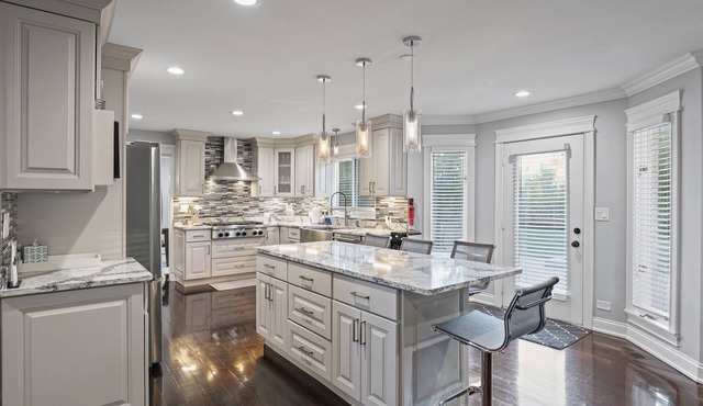 Heaven: 4BR/3.5 BT - Large Spacious Home w/Beautiful Sunroom