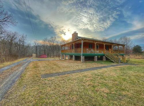 Heaven Can Wait River Retreat - with hot tub!