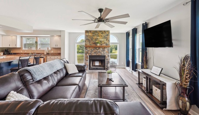 'Heaven on the Hill' Retreat w/ Deck + Gas Grill!