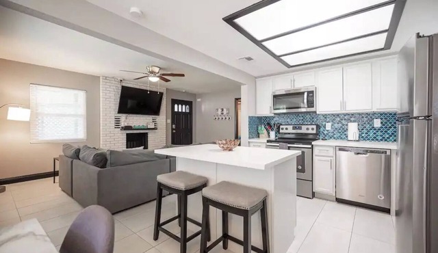 Heavenly 4 bedroom, walk to shopping & downtown!
