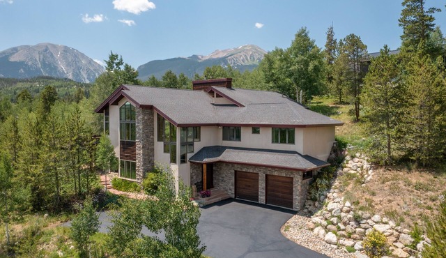 Heavenly haven w/hot tub—perfect for winter play & summer mountain escapes!