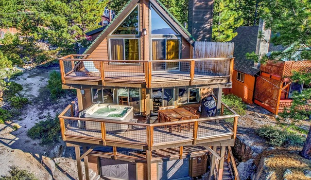 Heavenly Heights Chalet: Lakeviews, Hot Tub, BBQ