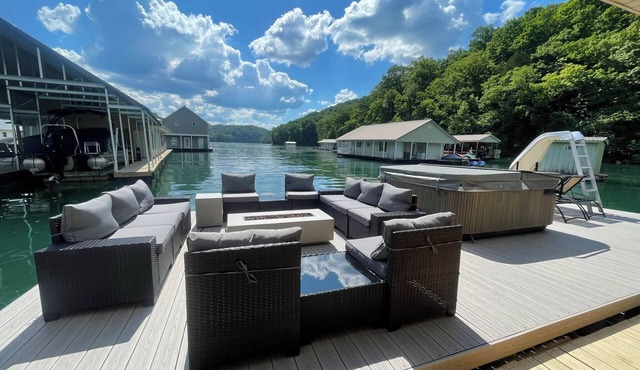 Heavenly Hideaway Floating Cabin with a *HOT TUB* Norris Lake, Whitman Hollow