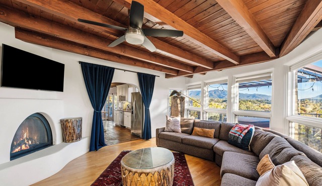 Heavenly Mountain Views-Close to Plaza, Hot tub, Ski & Pickleball, Upscale home
