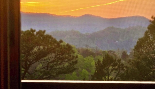 Heavenly mountain views! Premium luxury cabin. Step free entry-Harrah’s Casino.
