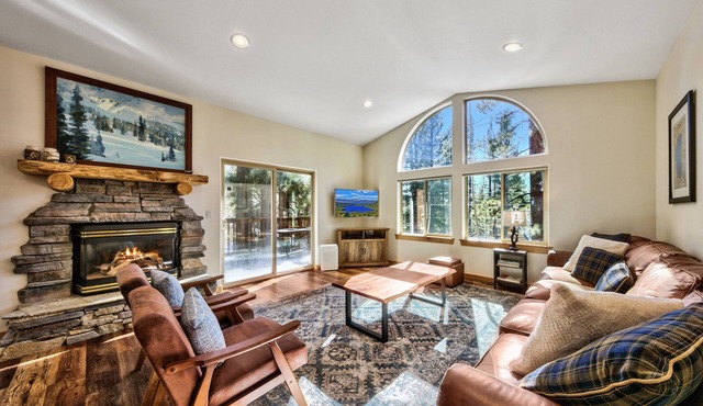 Heavenly Retreat- Hot Tub, Pool Table, Pets, Air Conditioning