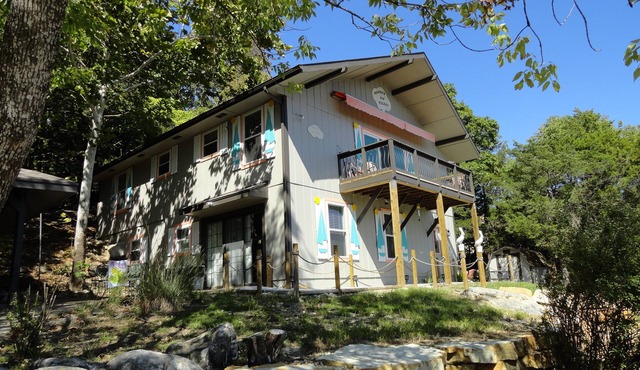 Heavens Hip Pocket-Lake View-5 min walk to Pool and Lake!