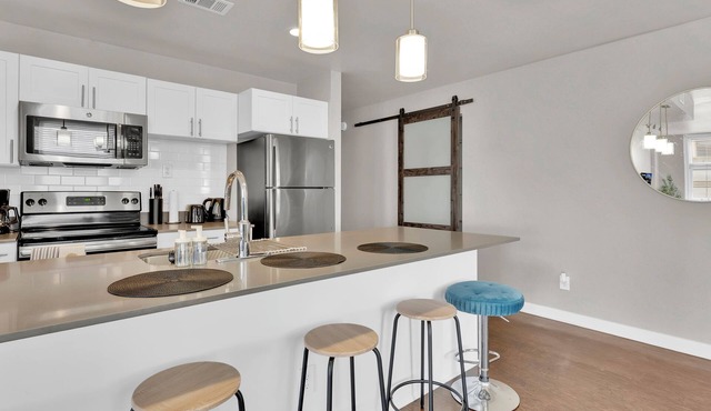 HEB04 Stylish 2B Downtown Fort Worth Condo w/Gym&Parking by Traveller's Comfort