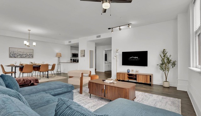 HEB403 Stylish Downtown Fort Worth Condo w/Gym&Parking by Traveller's Comfort