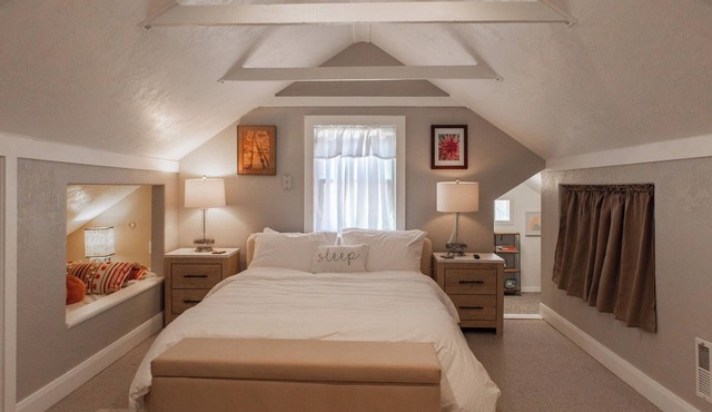 Heber base camp, sleeps 7, fire pit, pets ok, AC