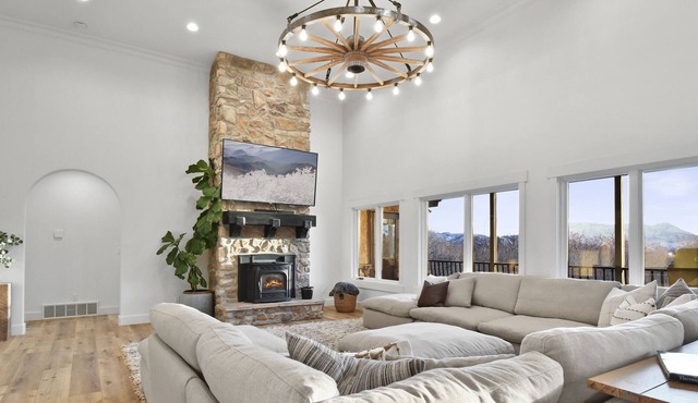 Heber Luxury Home, Sleeps 20, Adventure Base or Family Reunion, Arctic Spa!