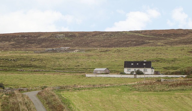 HEBRIDEAN VIEW, pet friendly, with open fire in Dunvegan
