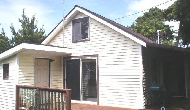 Heceta Coastal Cottage - Walk to the Beach!