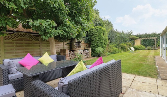 HEDGEFIELD HOUSE, pet friendly, with pool in Barrowby