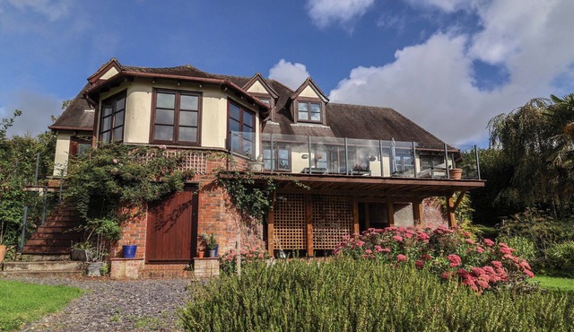 HEDGEROSE, pet friendly, character holiday cottage in Barnstaple