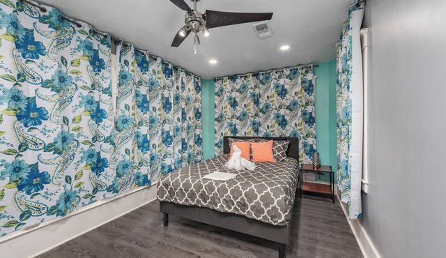 Heights 3-bedroom House w/King Beds & Free Park