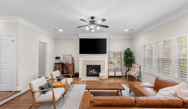 Heights 3BR w/Putting Green, Parking & Walkable Spots. Pet-Friendly. 25m to NRG